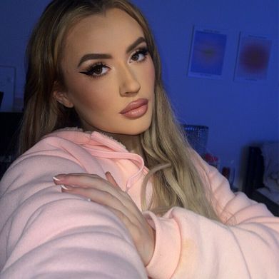 OnlyFans Model Elena 🍒 (elena.raye) Profile Image