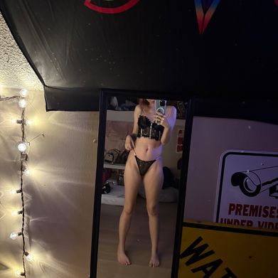 Poisonn (toxxiiccbabyy) Header Photo Added 2024-12-15