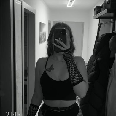 RedgirlRaven (redgirlraven) Profile Photo Added 2025-08-15