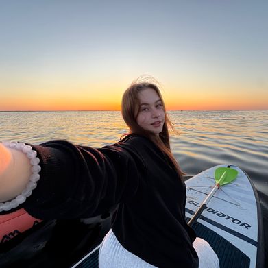 Bella (bellastars) Header Photo Added 2025-08-18