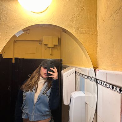 Julie 🍒🦋 (juliewhitee) Profile Photo Added 2025-07-30