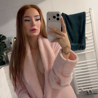 Luna (itslunalorel) Header Photo Added 2025-12-05