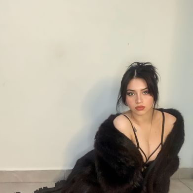 Leila 🍓 (yourfavleila) Header Photo Added 2025-02-20