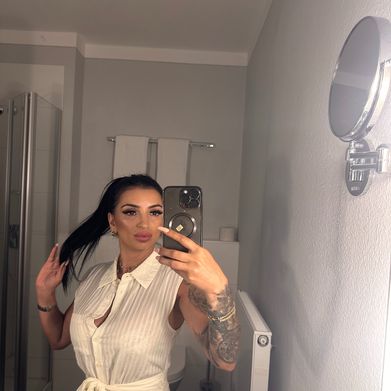 Sarah (sarah99) OnlyFans Profile Image