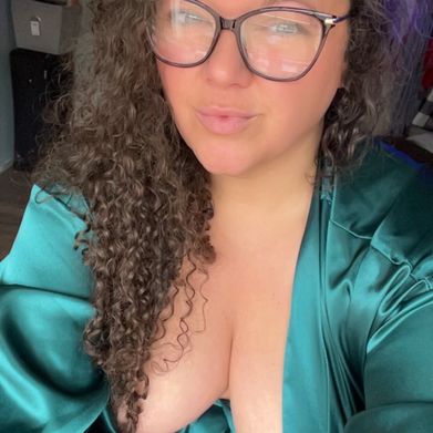 Bedroom Eyed Beauty 😍💚 Added Photo on 2025-03-29