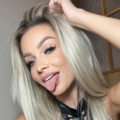 𝑺𝒂𝒓𝒂𝒉 𝑯𝒂𝒓𝒕 🫦 (hotblondesarah) Profile Photo Added 2025-08-19