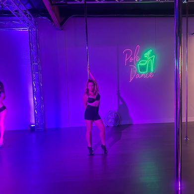 Kendra Wilkinson (kendrawilkinson) Header Photo Added 2025-02-13