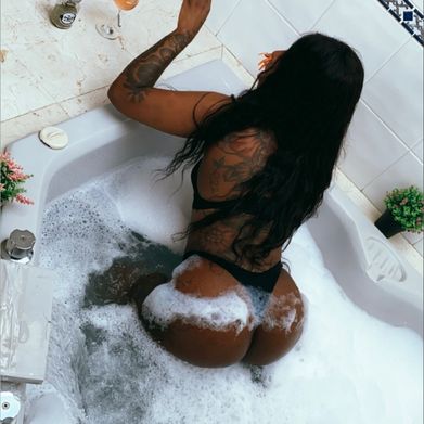 Cris (cristalg25) Header Photo Added 2025-09-15