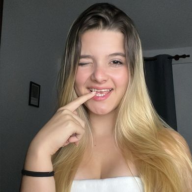 Chloe (heyychloe) OnlyFans Profile Image