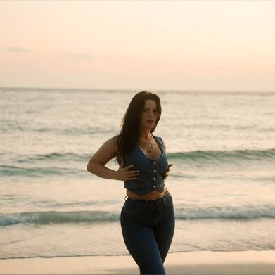 Rosie hues (rosiehuestv) Header Photo Added 2025-05-21