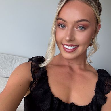 OnlyFans Model Available Now (rosiecrave) Profile Image