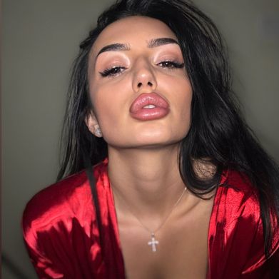 Julia Kelly Added Photo on 2024-12-21