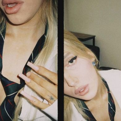 Kira (kirakiraross) Header Photo Added 2024-08-17