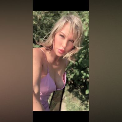 Lovely (hollywoodwhat) Header Photo Added 2025-08-26