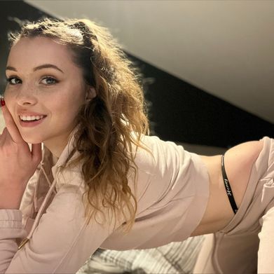 Selena (paleselena.us) Header Photo Added 2025-01-28