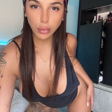 Karolina (iamkarolinax) Profile Photo Added 2025-02-11