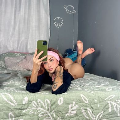 Katie 🍓 (katieecatt) Header Photo Added 2025-06-21