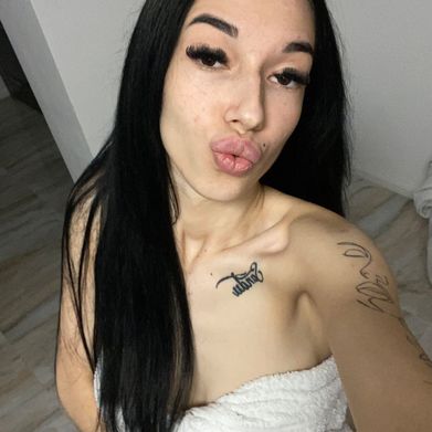 Celine_Roxelle (celine_roxelle) Header Photo Added 2025-09-15