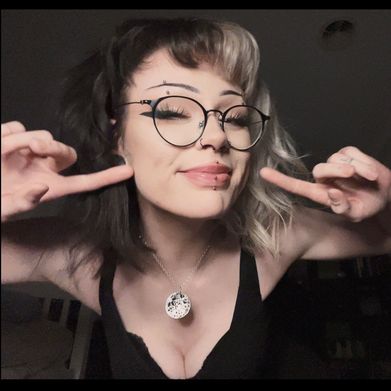 violet (iniminiks) Profile Photo Added 2024-09-14