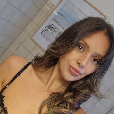 Victoria (viviyoulikei) Profile Photo Added 2025-04-12