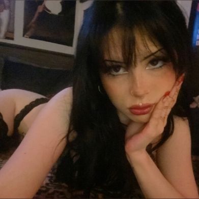 e (iheardshesas1ut) Header Photo Added 2025-12-06