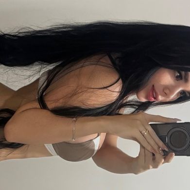 Emily Muneton (emigrisel) Header Photo Added 2025-05-21