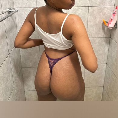 Champagne Doll 🌸 (winnieroyale) Header Photo Added 2025-02-08