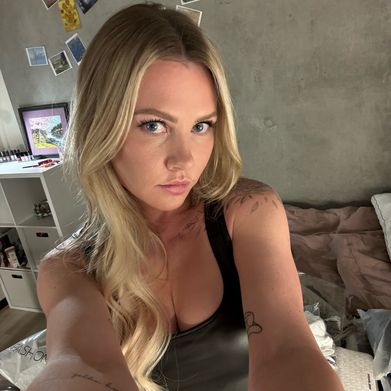 OnlyFans Model Kat on Holiday (holidaykat) Profile Image