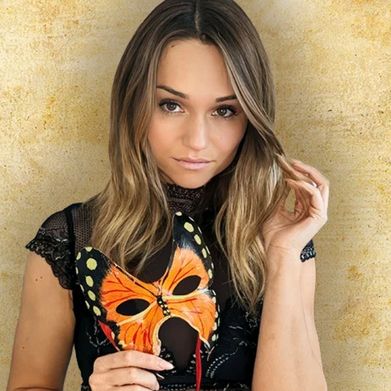 Mona 🎭 (monamystery) Header Photo Added 2024-09-14