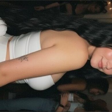 KHLOEE UR GF ❄️💖 (khloee.wren) Header Photo Added 2025-10-10