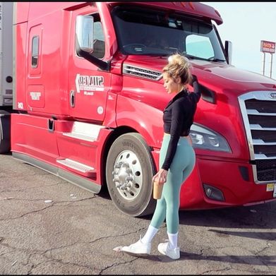 Natasha (natashatrucking) Header Photo Added 2025-09-22