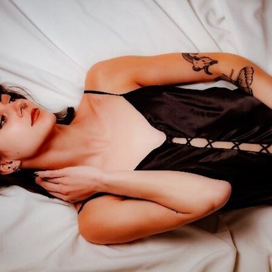 Maria Costa 👑✨ (yourpetiteaddiction) Header Photo Added 2025-11-11