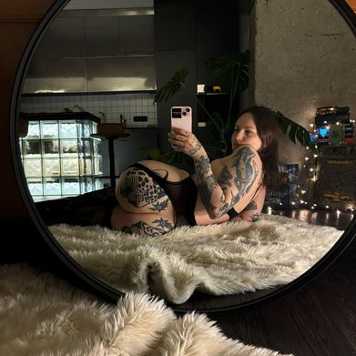 Bella (queenbellatrixx) Header Photo Added 2025-02-22