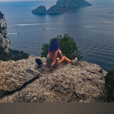 Farrah Farrah, in the woods (jucybooty) Header Photo Added 2024-10-15