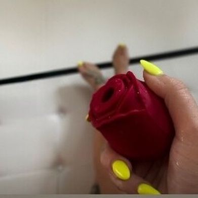 Vee Baby🦋 (adoremeandiorme) Header Photo Added 2025-12-09