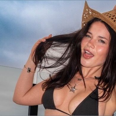 Rosie hues (rosiehuestv) Header Photo Added 2025-10-24