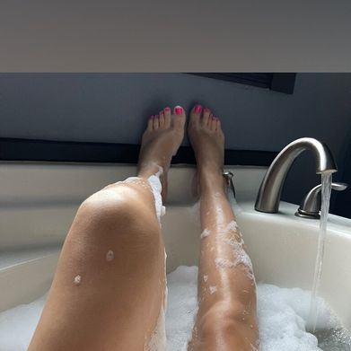 Elizabeth Bombshell 💋 (elizabethbombshell) Header Photo Added 2025-12-23