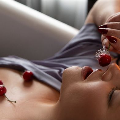 Bedroom Eyed Beauty 😍💚 Added Photo on 2025-03-29