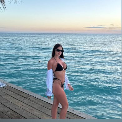 Lara🌶️ (laramonroee) Header Photo Added 2025-06-11