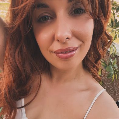 OnlyFans Model 𝐋𝐮𝐜𝐲 🌸 (lucyvelvet) Profile Image