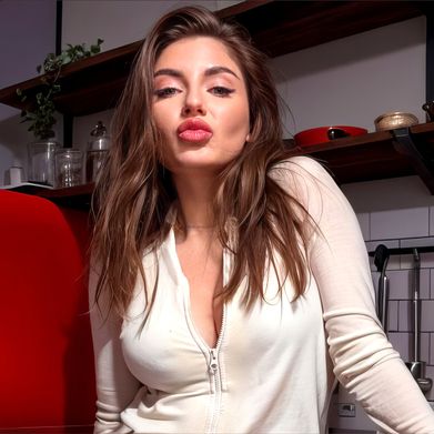 Molly (heymollyyy) Header Photo Added 2025-03-08