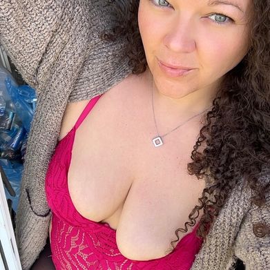 Bedroom Eyed Beauty 😍💚 (u397308619) Profile Photo Added 2025-06-02