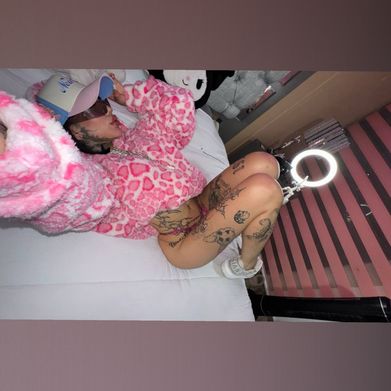 Le$$ (lessgansst) Header Photo Added 2025-10-08