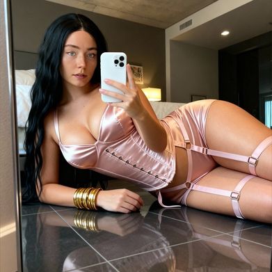 ari frost (ariifrost) Header Photo Added 2025-11-19