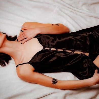 Maria Costa 👑✨ (yourpetiteaddiction) Header Photo Added 2025-10-21