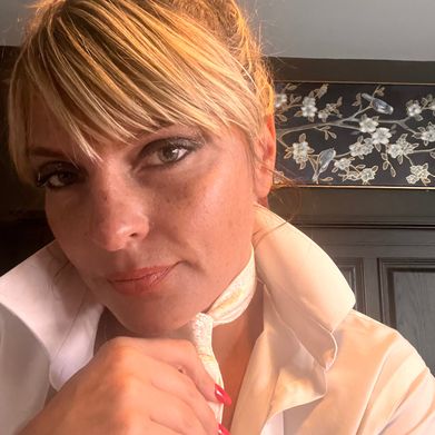 Sexy Tax Preparer 💗Files Spread out🌟🌟 (goddessw-2) Profile Photo Added 2025-10-16