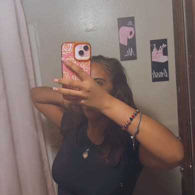 OnlyFans Model Crysie M (prettywetpussy04) Profile Image