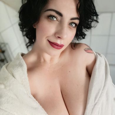 OnlyFans Model Sanny (curvyemeraldwitch) Profile Image