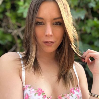 Lilly (lillybloomofficial) Profile Photo Added 2025-04-15